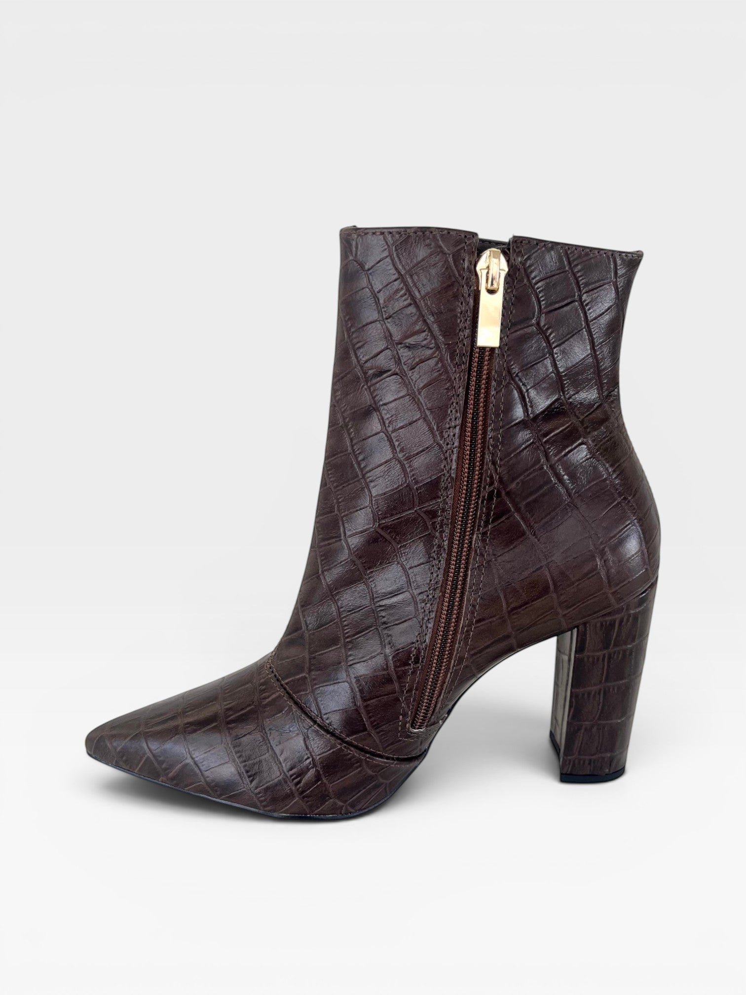 Bota Beyou Shoes Hollywood marrom com textura croco, salto alto de 10 cm e fechamento lateral por zíper.