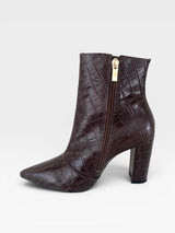 Bota Beyou Shoes Hollywood marrom com textura croco, salto alto de 10 cm e fechamento lateral por zíper.
