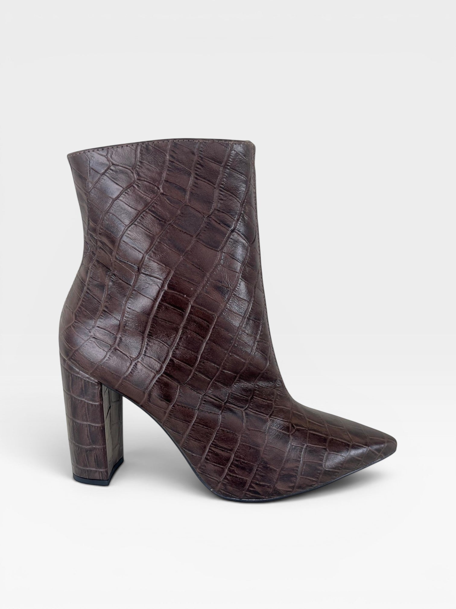 Bota Beyou Shoes Hollywood marrom com textura croco, salto alto de 10 cm e bico fino em material napa.