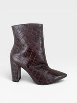 Bota Beyou Shoes Hollywood marrom com textura croco, salto alto de 10 cm e bico fino em material napa.