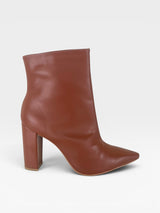 Bota Beyou Shoes Hollywood marrom em napa com salto alto de 10 cm e bico fino, design elegante e moderno.