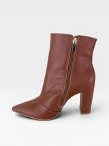 Bota Beyou Shoes Hollywood marrom em napa com salto alto de 10 cm e fechamento lateral por zíper dourado