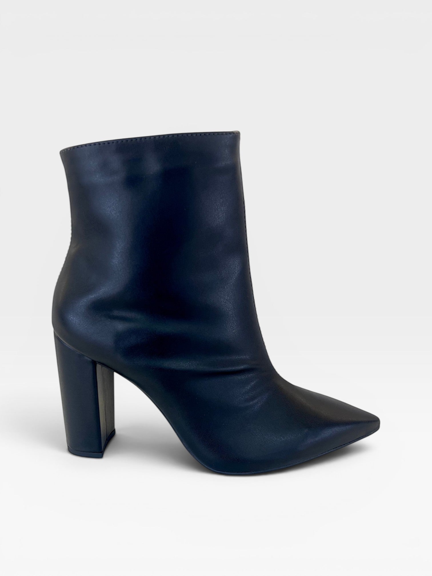 Bota Beyou Shoes Hollywood preta em napa com bico fino e salto alto de 10 cm