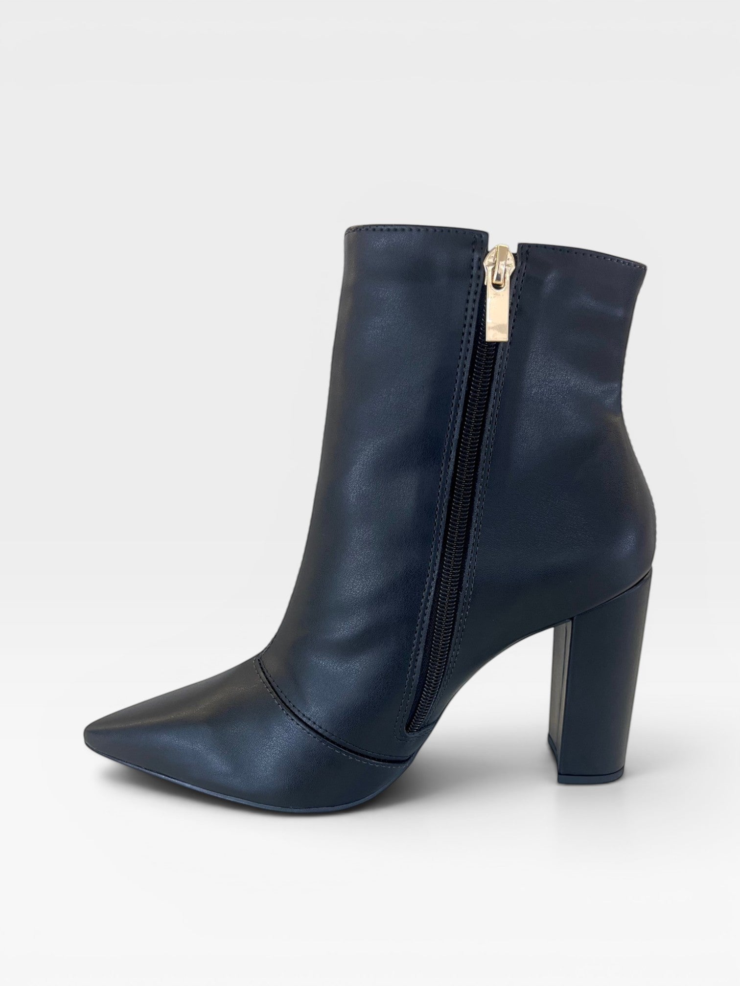 Bota Beyou Shoes Hollywood preta em napa com salto alto de 10 cm e fechamento lateral por zíper dourado