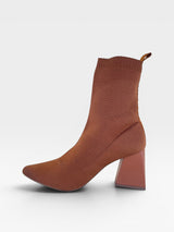 Bota Beyou Shoes Zurich em tecido knit cor caramelo com salto bloco de 8,5 cm e design ajustável ao pé