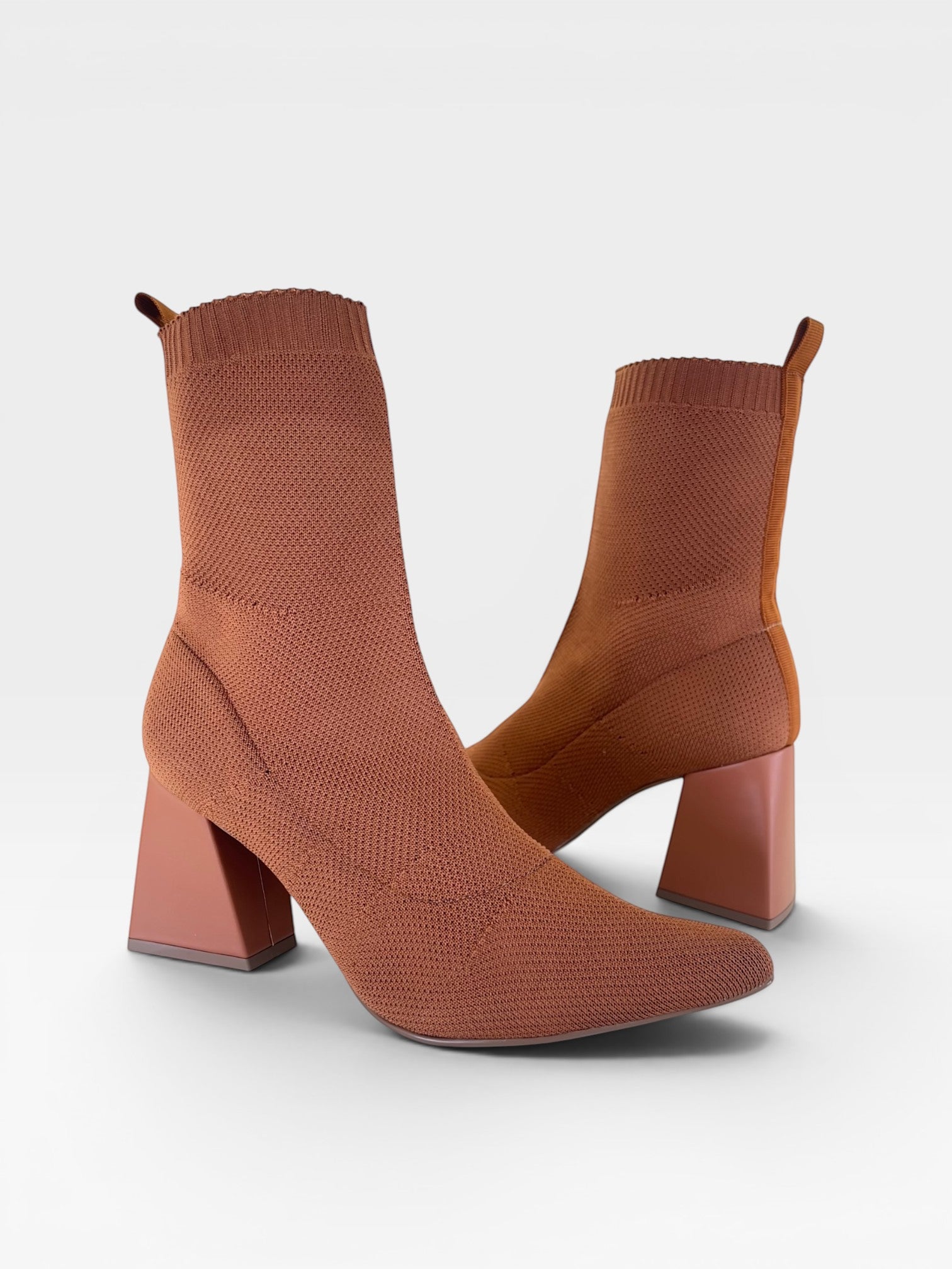 Bota Beyou Shoes modelo Zurich em tecido knit cor caramelo com salto bloco geométrico de 8,5 cm