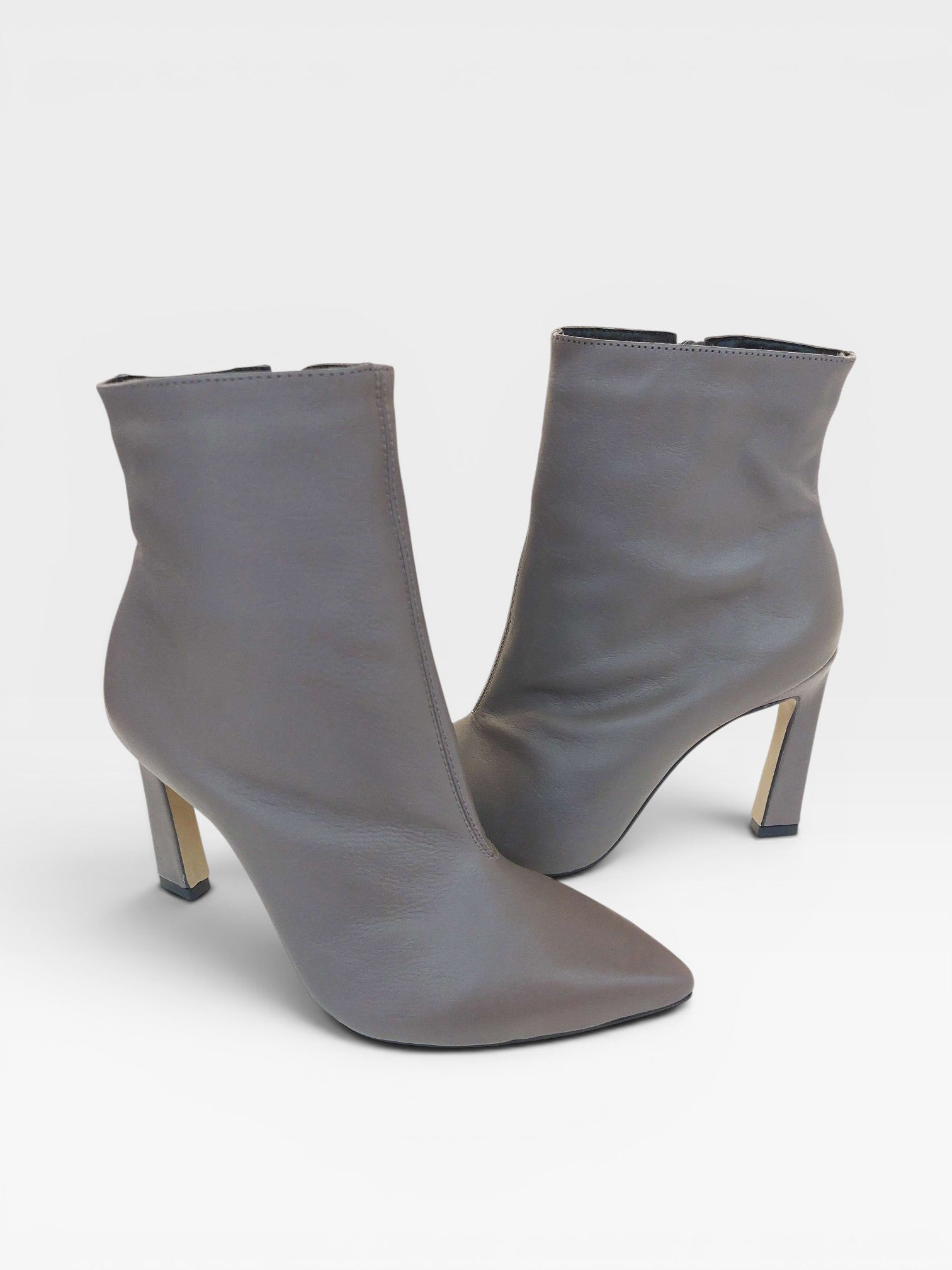 Bota Beyou Shoes London cinza em couro com salto bloco de 10 cm e bico fino, elegante e versátil.