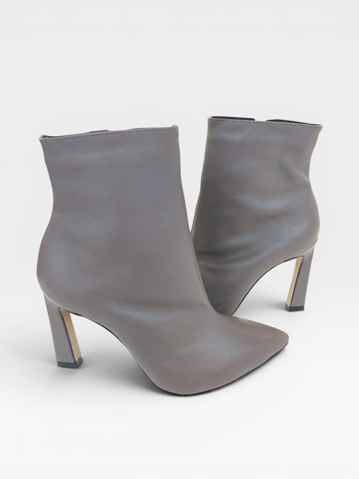 Bota Beyou Shoes London cinza de couro com salto bloco de 10 cm e bico fino elegante