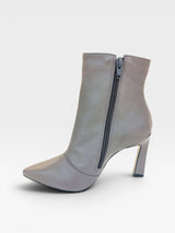 Bota Beyou Shoes London cinza em couro com bico fino e salto bloco de 10 cm, vista lateral com zíper