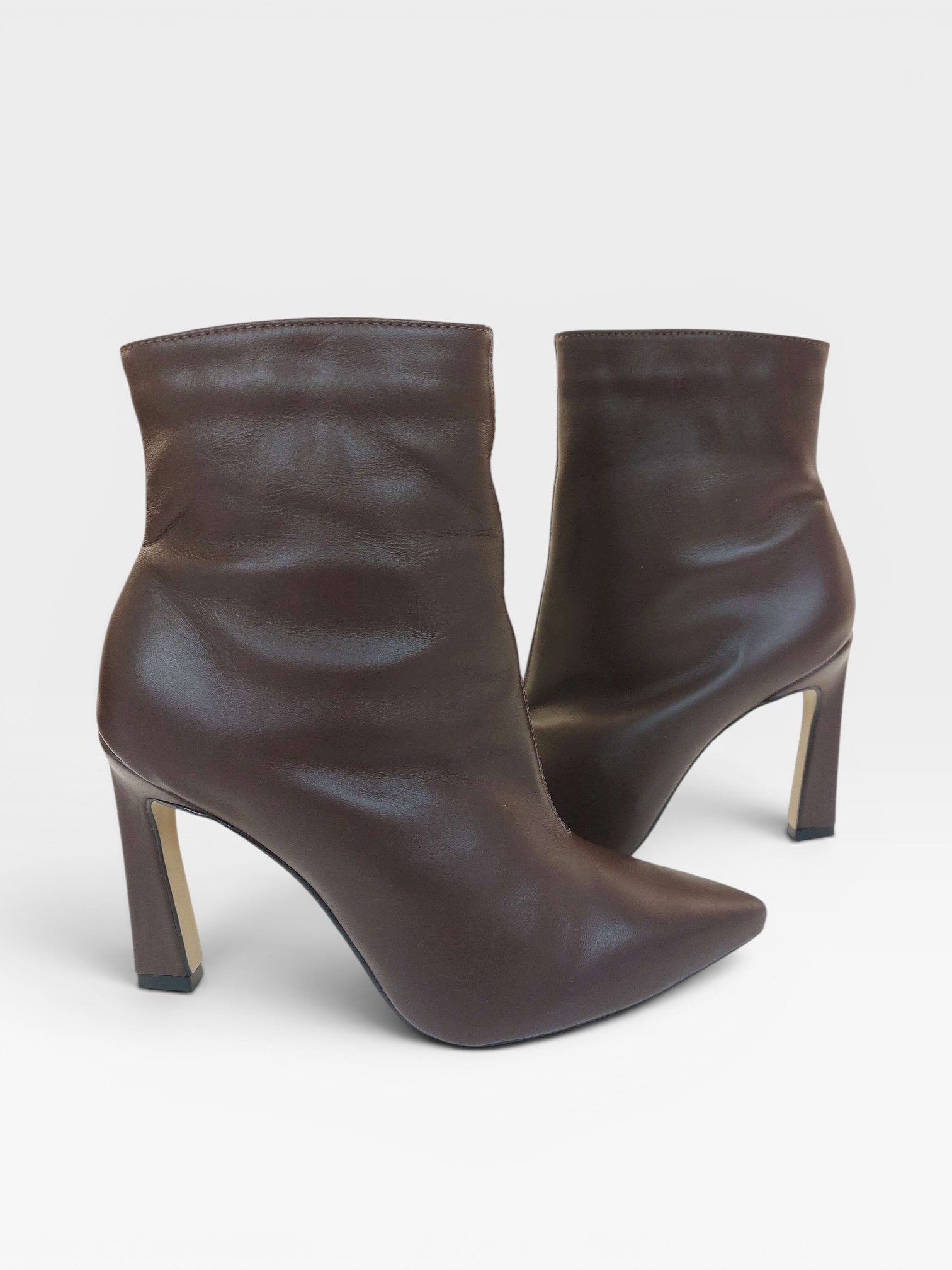 Bota Beyou Shoes London em couro cor café com salto bloco de 10 cm e bico fino, design elegante e sofisticado.