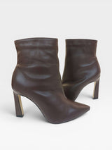 Bota Beyou Shoes London em couro cor café com salto bloco de 10 cm e bico fino, design elegante e sofisticado.