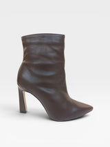 Bota Beyou Shoes London em couro cor café com salto bloco de 10 cm e bico fino, design elegante e sofisticado.