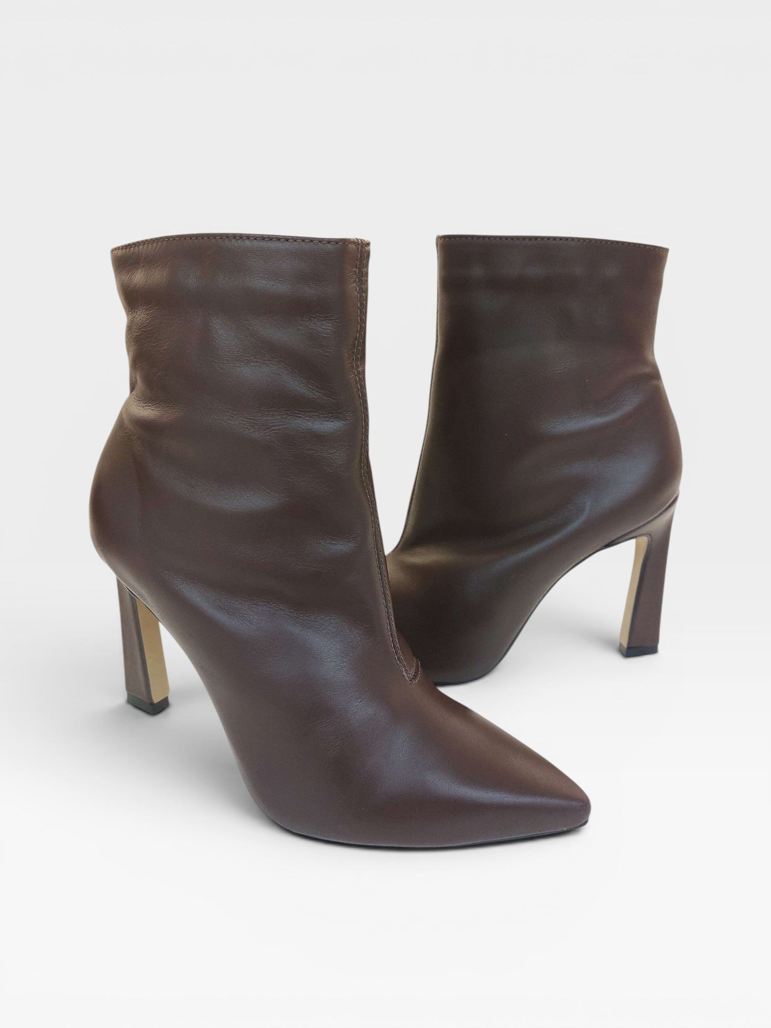 Bota Beyou Shoes London em couro cor café com salto bloco de 10 cm e bico fino elegante