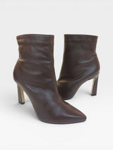 Bota Beyou Shoes London em couro cor café com salto bloco de 10 cm e bico fino elegante