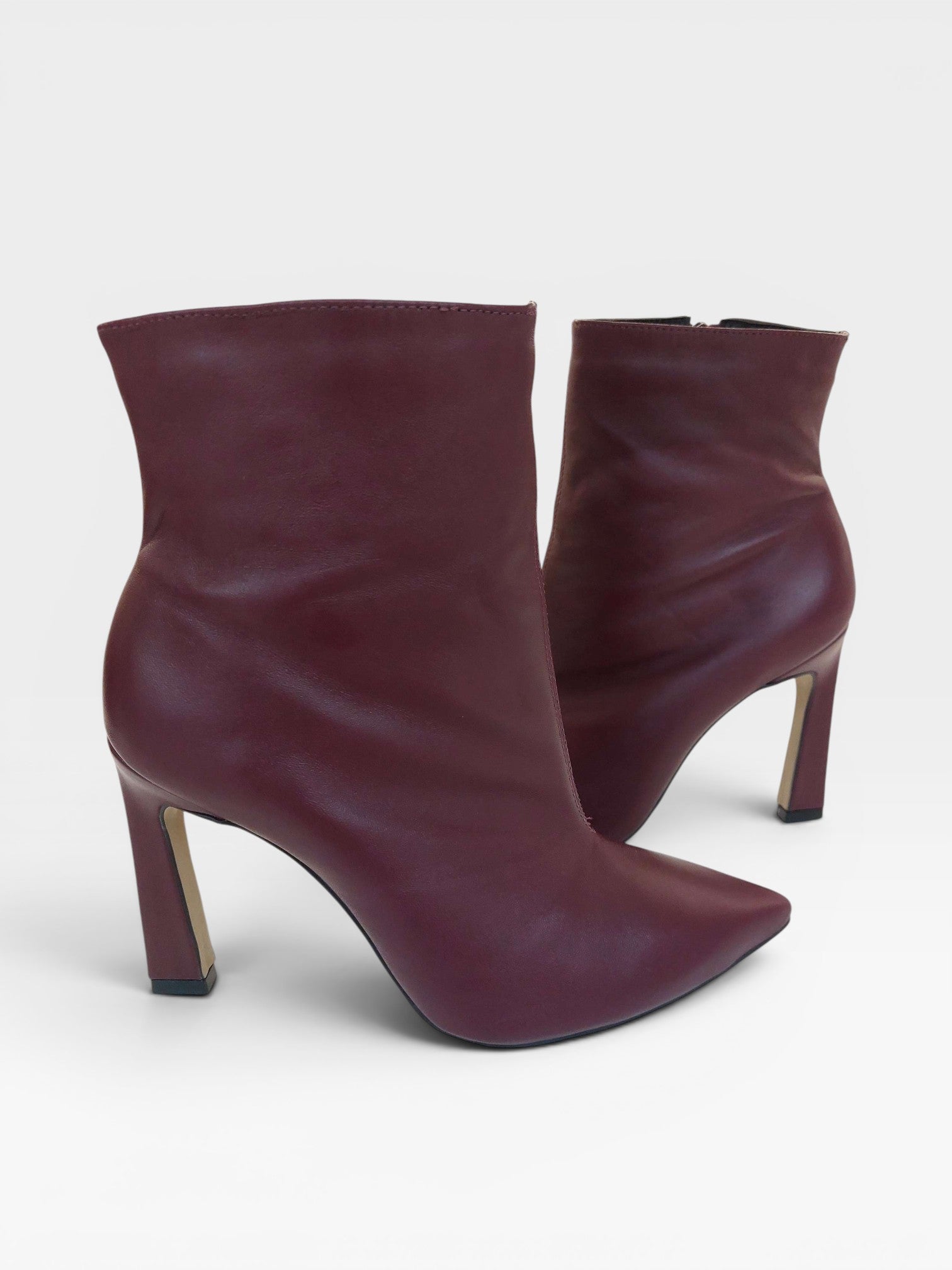 Bota Beyou Shoes London em couro cor marsala cherry com salto bloco de 10 cm e bico fino elegante