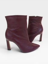 Bota Beyou Shoes London em couro cor marsala cherry com salto bloco de 10 cm e bico fino elegante