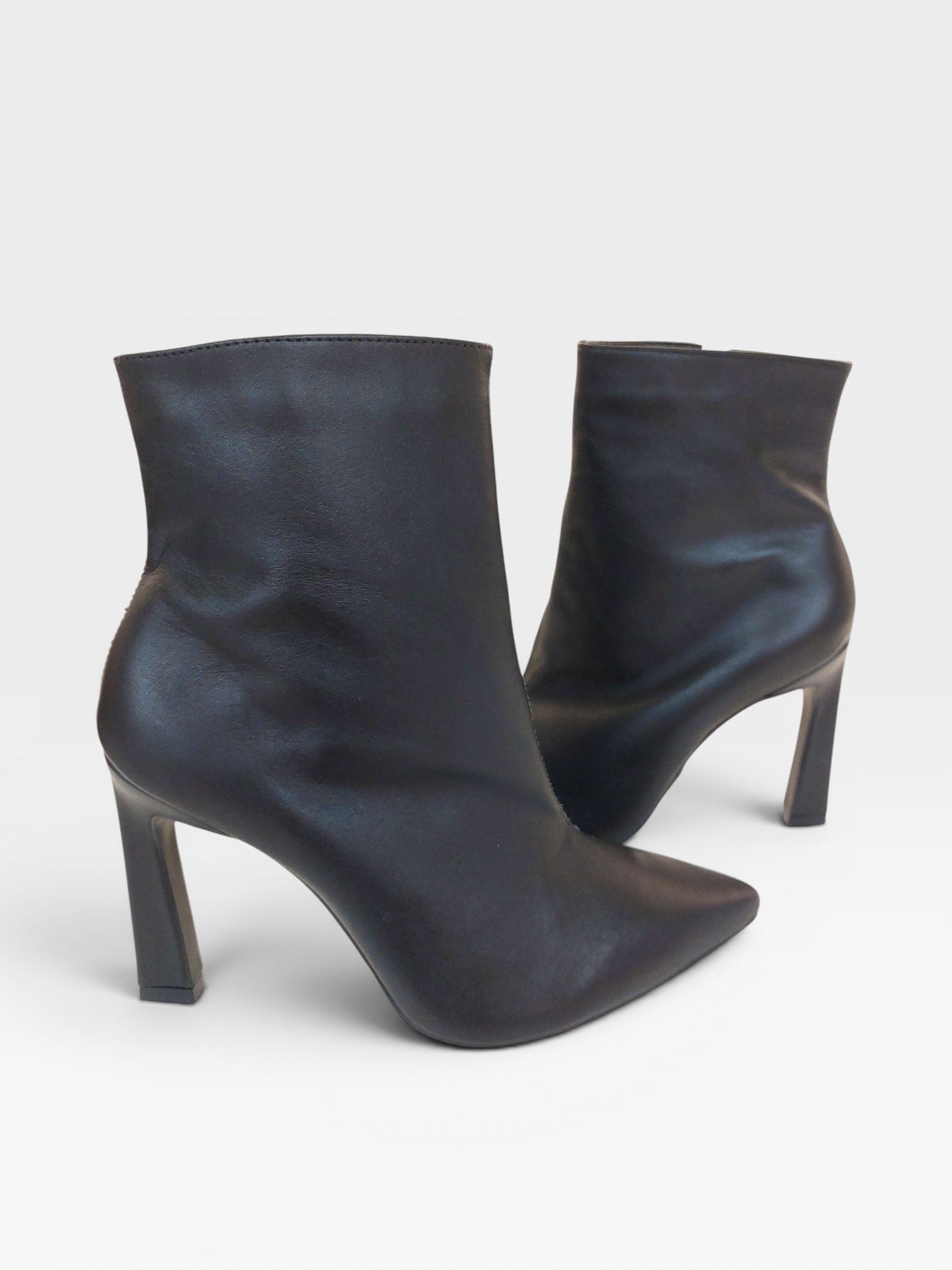 Bota Beyou Shoes London preta em couro com salto bloco de 10 cm e bico fino, design elegante e sofisticado.
