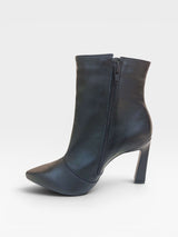 Bota Beyou Shoes London preta em couro com salto bloco de 10 cm e fechamento lateral por zíper