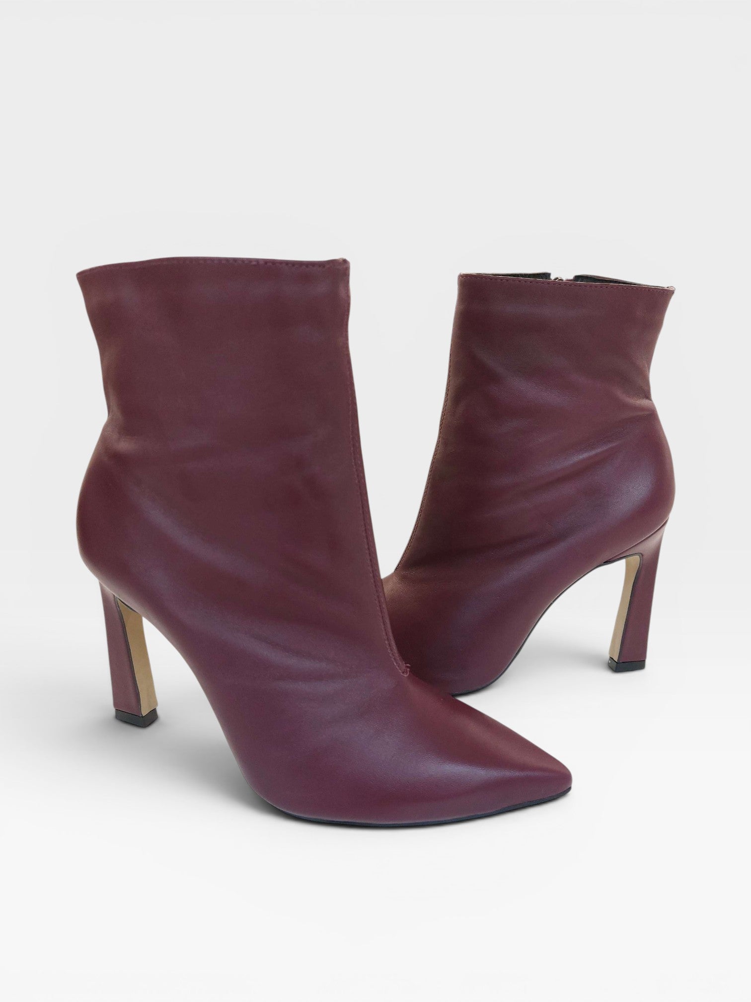 Bota Beyou Shoes London em couro cor marsala cherry com salto bloco de 10 cm e bico fino elegante
