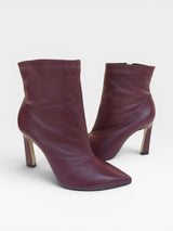 Bota Beyou Shoes London em couro cor marsala cherry com salto bloco de 10 cm e bico fino elegante