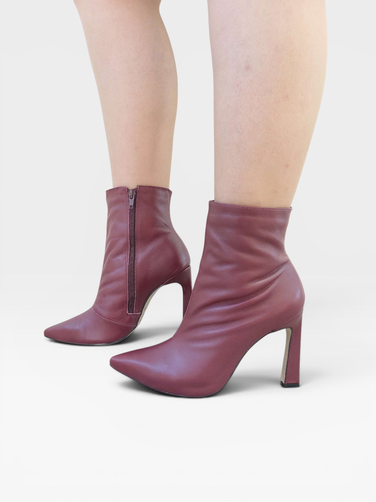 Bota Beyou Shoes London em couro cor marsala com salto bloco de 10 cm e fechamento lateral por zíper
