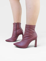 Bota Beyou Shoes London em couro cor marsala com salto bloco de 10 cm e fechamento lateral por zíper