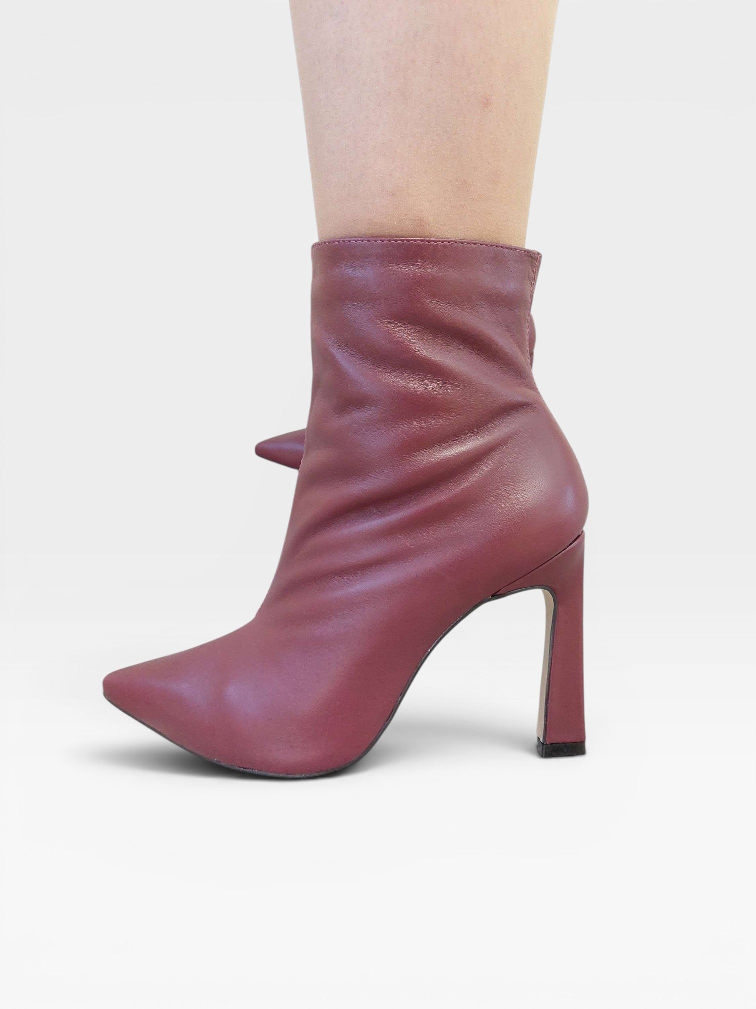 Bota Beyou Shoes London em couro cor marsala com bico fino e salto bloco de 10 cm