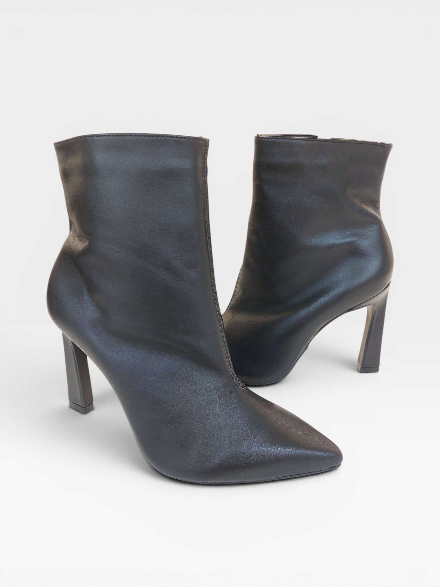 Bota Beyou Shoes London preta em couro natural com salto bloco de 10 cm e bico fino, elegante e versátil.
