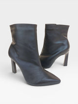 Bota Beyou Shoes London preta em couro natural com salto bloco de 10 cm e bico fino, elegante e versátil.