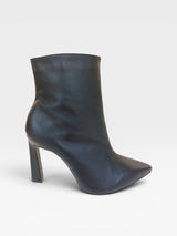 Bota Beyou Shoes London preta em couro com bico fino e salto bloco de 10 cm