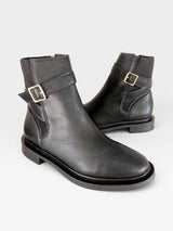 Bota Beyou Shoes Lyon preta em napa com fivela lateral e design urbano sem salto