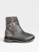Bota Beyou Shoes Lyon preta em napa com detalhe de fivela lateral e cano com textura canelada