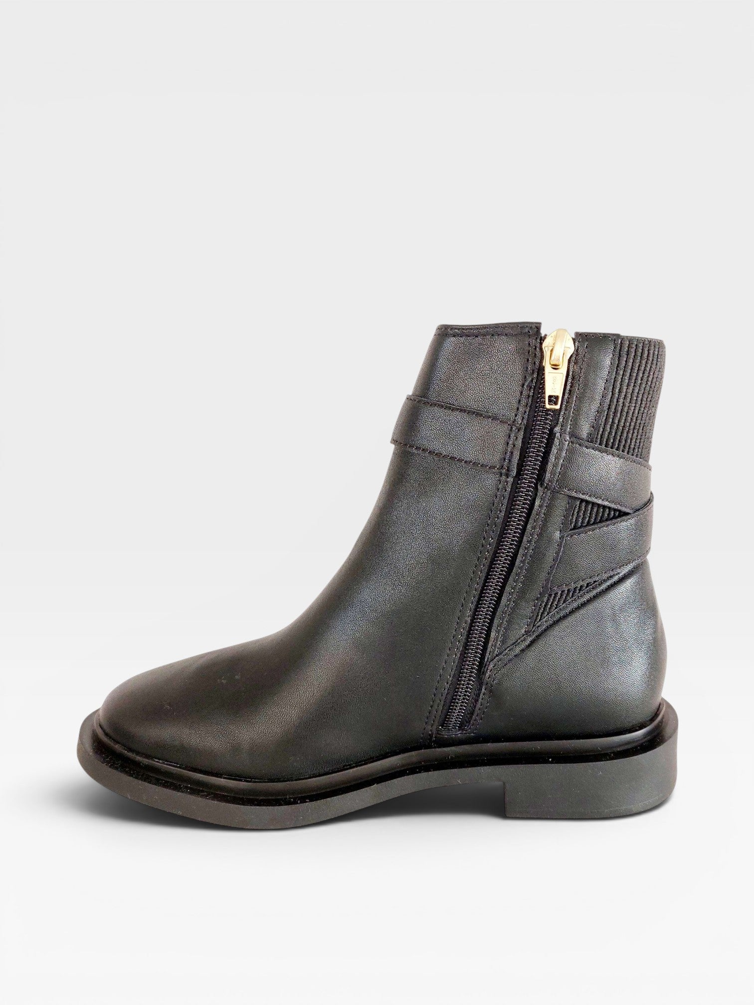 Bota Beyou Shoes Lyon preta em napa com zíper lateral e design urbano moderno sem salto