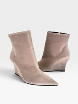 Bota Manchester Beyou Shoes em camurça sintética cinza com salto anabela e bico fino