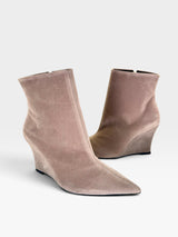 Bota Manchester Beyou Shoes cinza em camurça sintética com salto anabela e bico fino, design elegante e moderno.