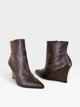 Bota Beyou Shoes Manchester em couro marrom com salto anabela e bico fino, design elegante e moderno.