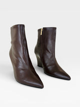 Bota Beyou Shoes Manchester marrom em couro com salto anabela e zíper lateral, design moderno e sofisticado.