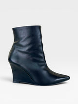 Bota Beyou Shoes Manchester preta em couro com salto anabela e bico fino, design moderno e elegante.