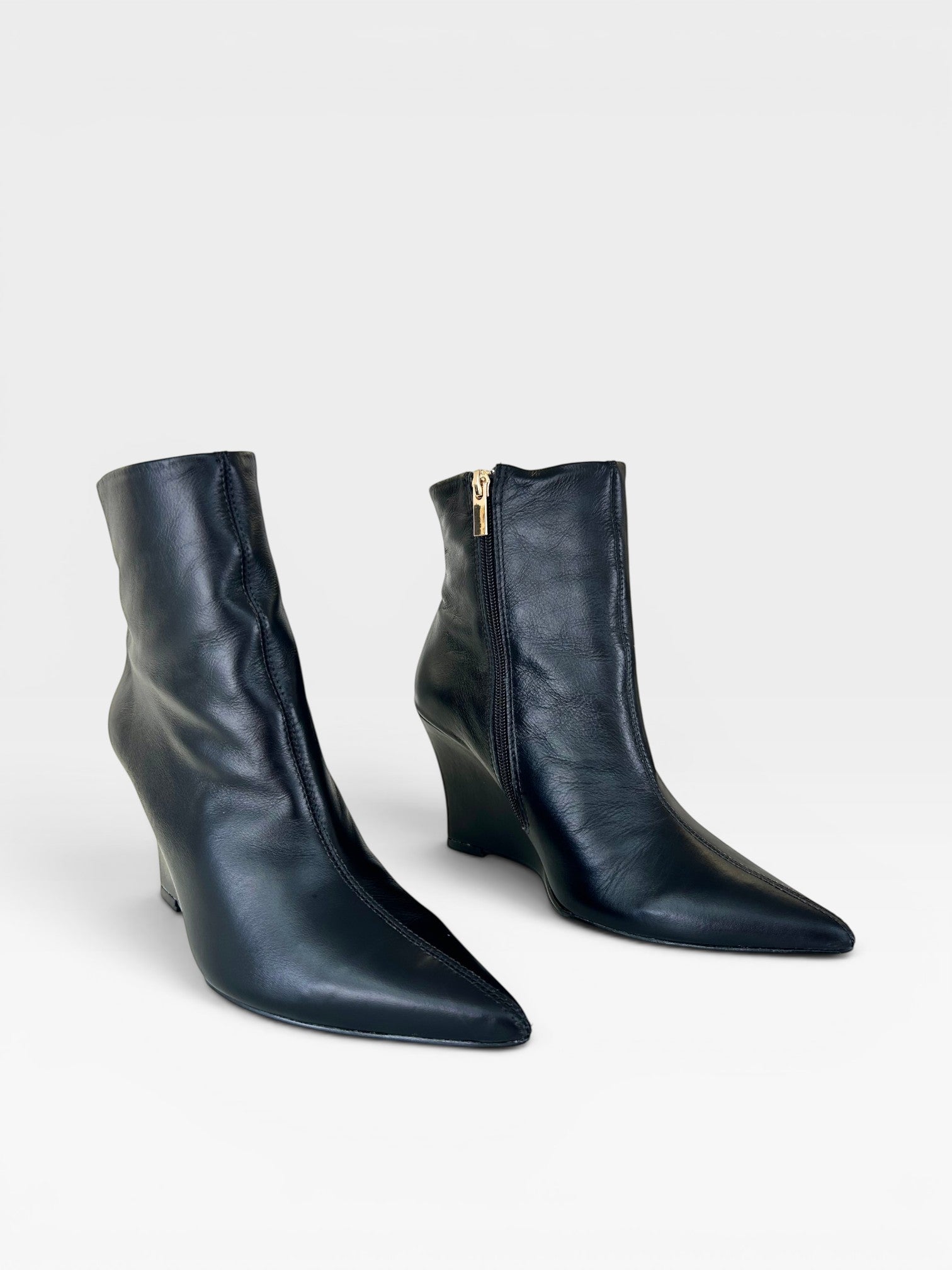 Bota Beyou Shoes Manchester preta em couro com salto anabela e bico fino, design elegante e moderno.