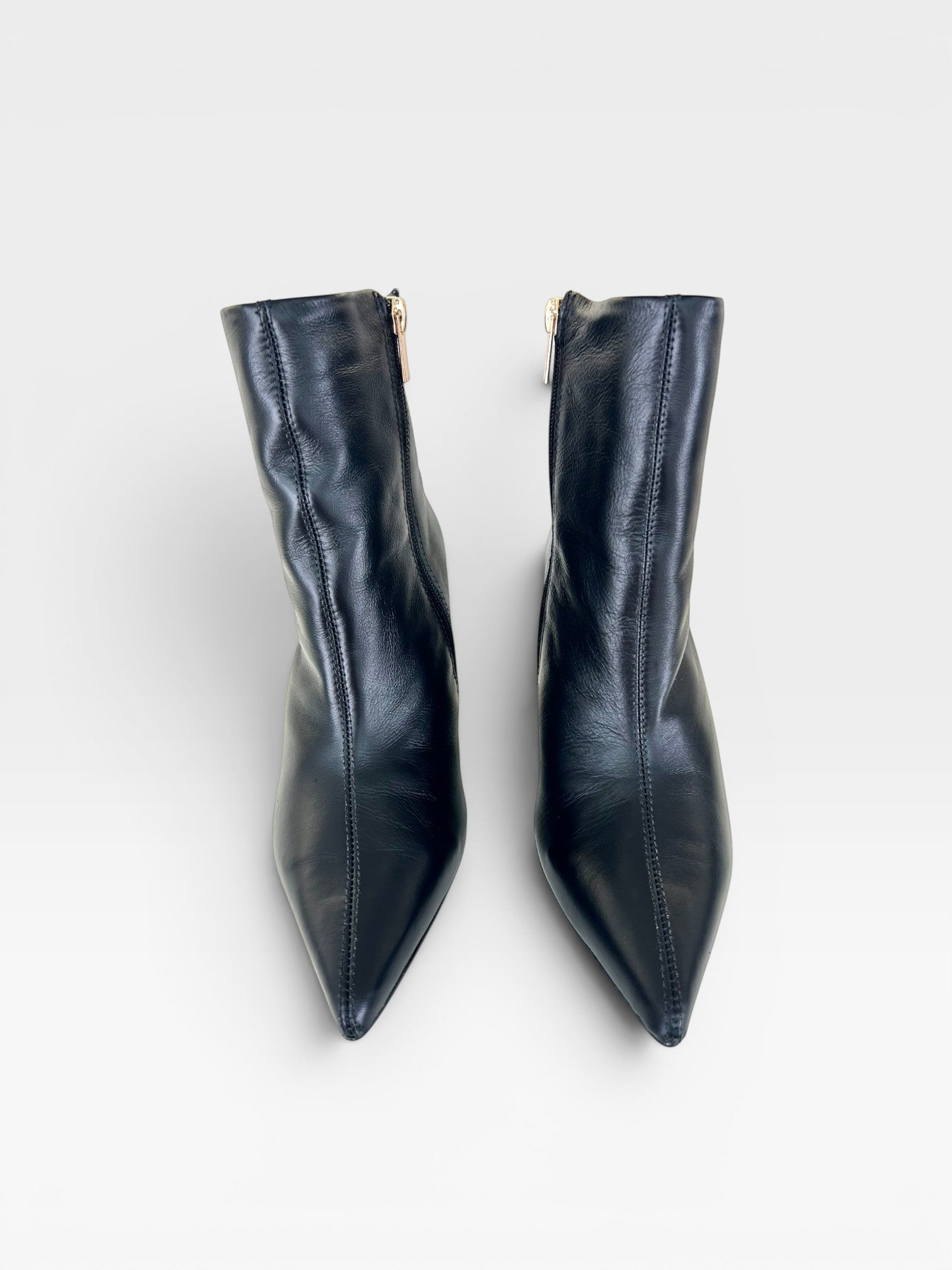 Bota Manchester Beyou Shoes preta em couro com bico fino e design moderno