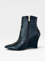 Bota Manchester Beyou Shoes preta em couro com salto anabela e fechamento lateral por zíper