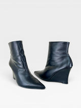 Bota Manchester Beyou Shoes preta em couro com salto anabela e bico fino, design moderno e elegante.