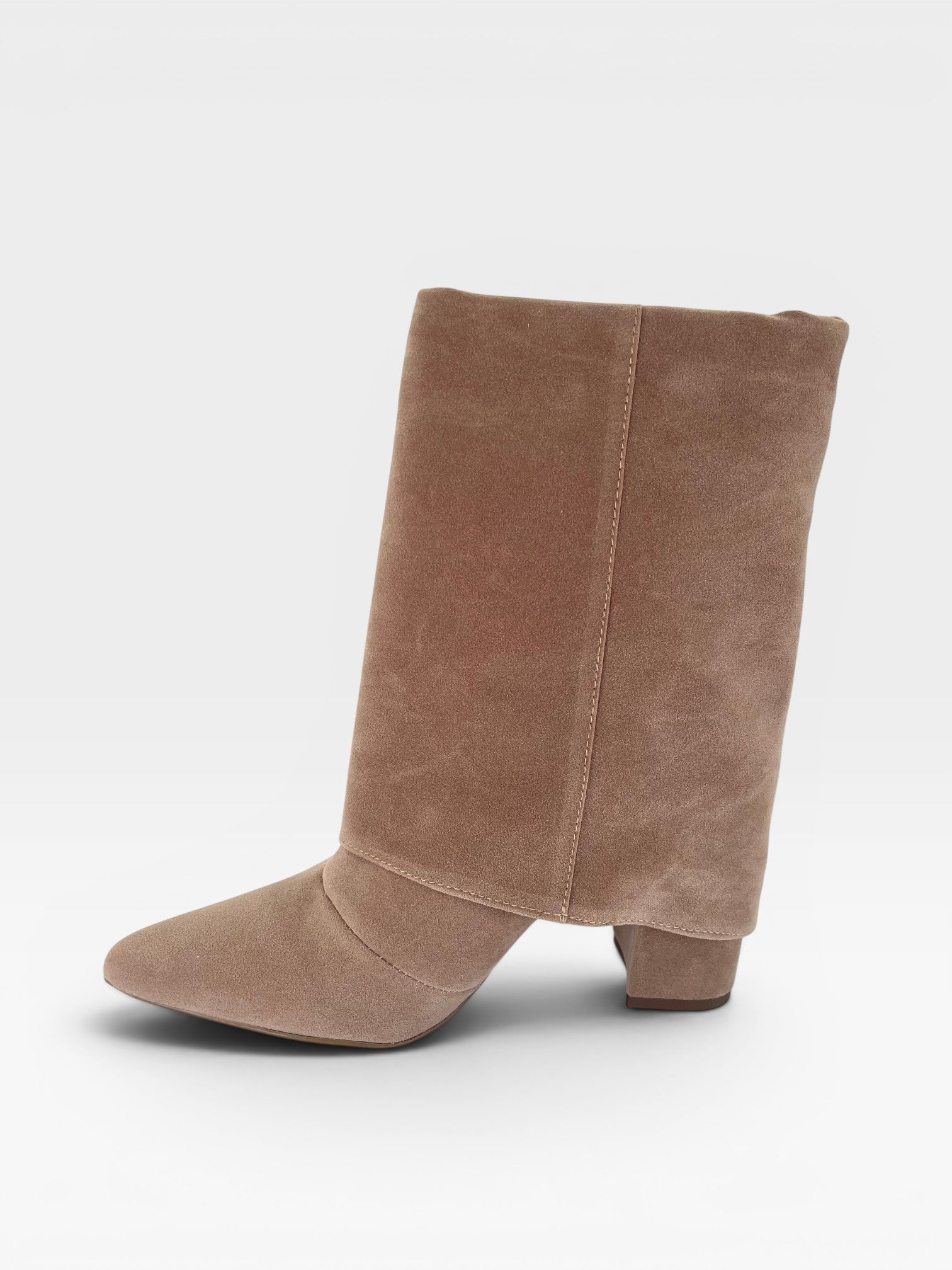 Bota Beyou Shoes Memphis na cor areia, feita em camurça sintética com cano dobrado e salto bloco de 8,5 cm.