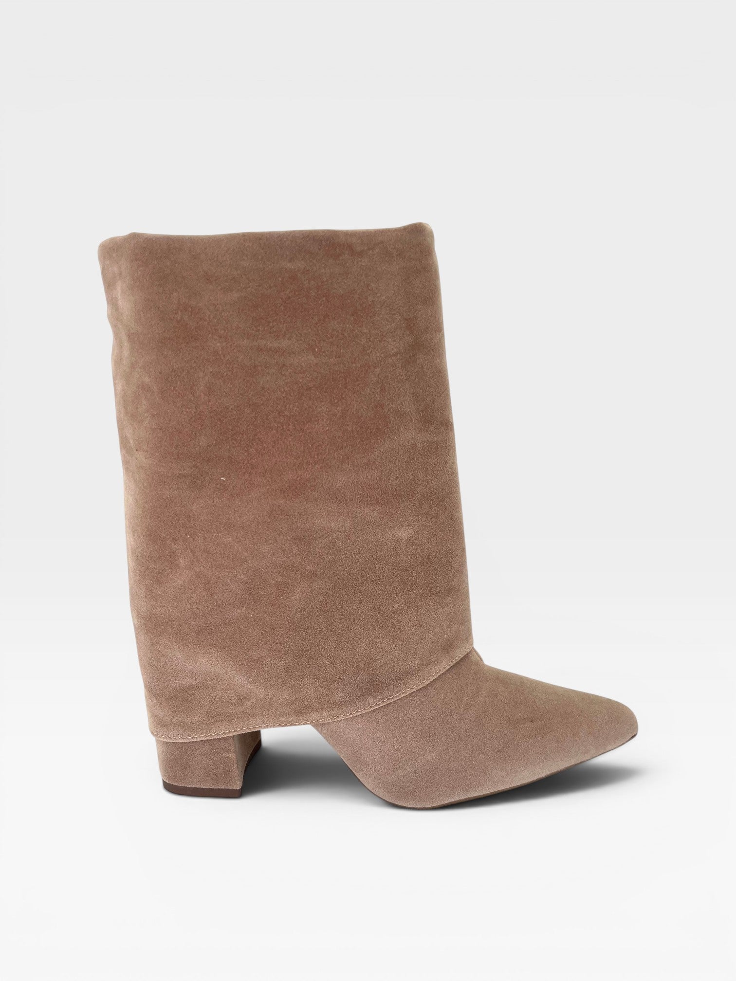 Bota Beyou Shoes Memphis na cor areia feita em camurça sintética com cano médio e salto de 8,5 cm