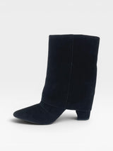 Bota Beyou Shoes Memphis preta em camurça sintética com cano médio e salto bloco de 8,5 cm, vista lateral.
