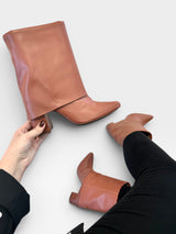 Bota Memphis Beyou Shoes caramelo em napa com cano dobrável e salto bloco de 8,5 cm em estilo urbano