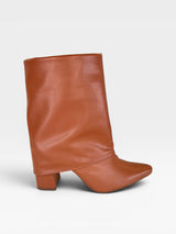 Bota Beyou Shoes Memphis caramelo em napa com cano médio e salto bloco de 8,5 cm, design urbano e sofisticado.