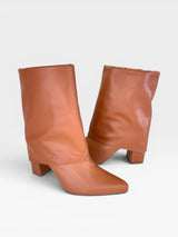 Bota Memphis Beyou Shoes caramelo em napa com cano médio e salto bloco de 8,5 cm, design urbano e sofisticado.