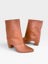 Bota Beyou Shoes Memphis caramelo em napa com cano médio dobrado e salto bloco de 8,5 cm