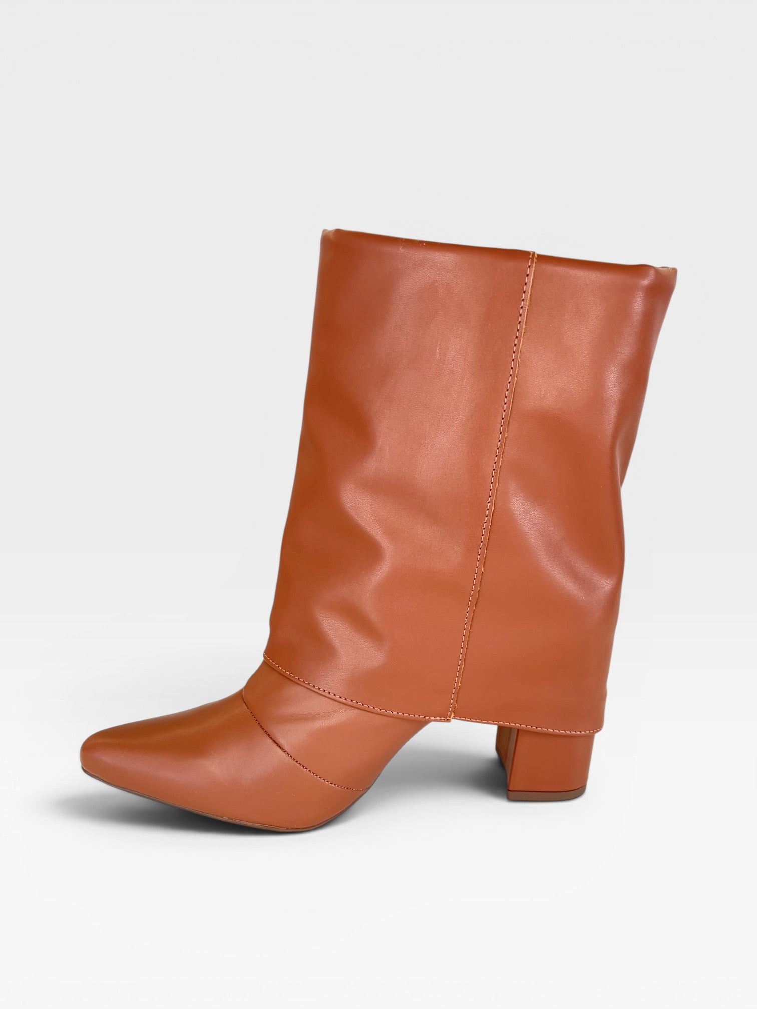 Bota Beyou Shoes Memphis caramelo em napa com cano dobrado e salto bloco de 8,5 cm, design urbano e sofisticado.